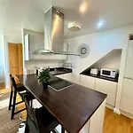 Spacious & Serene 2 Bed, Sleeps 6 With Canal View And Underground Parking
