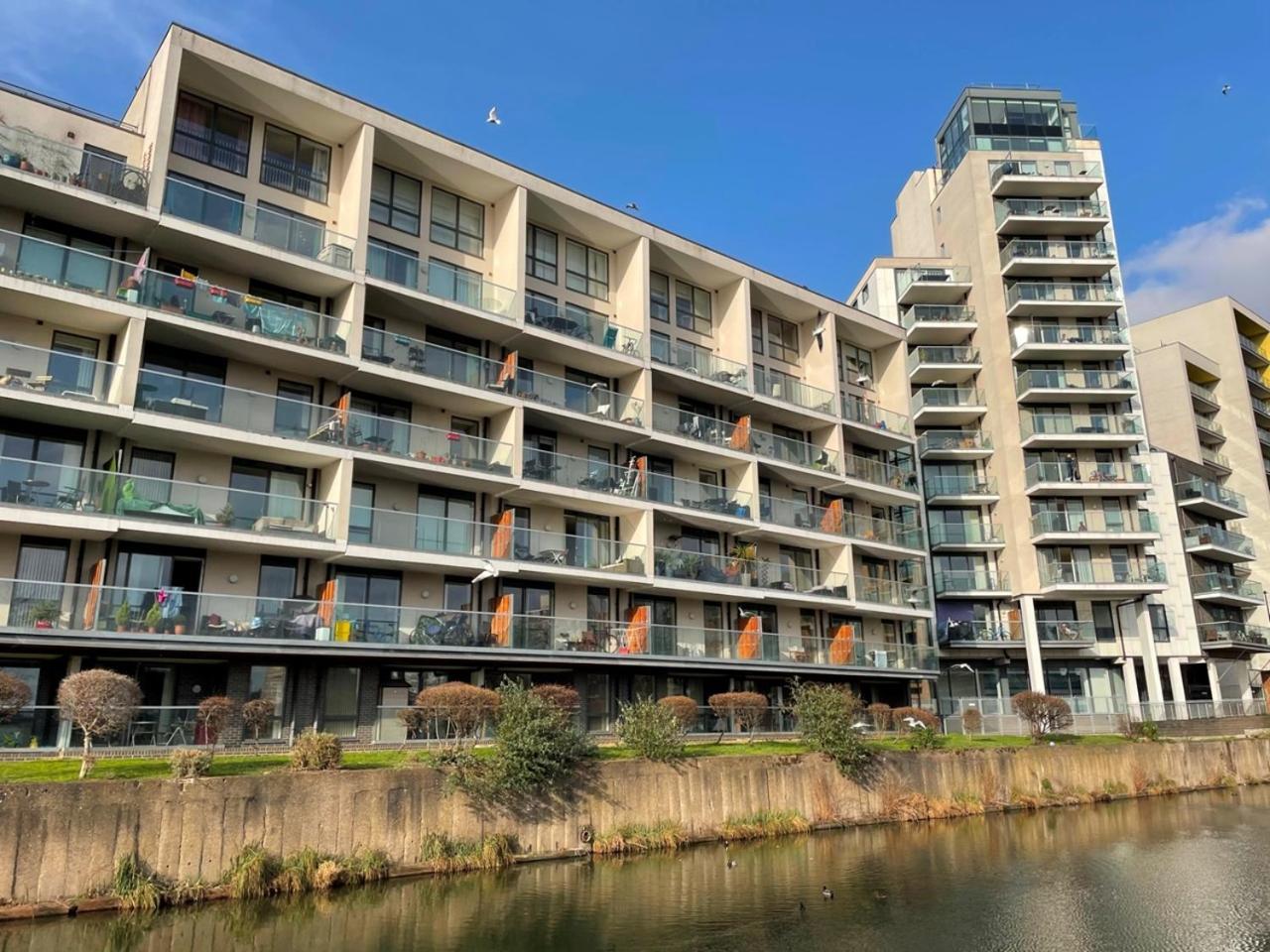 Apartment Spacious & Serene 2 Bed, Sleeps 6 With Canal View And Underground Parking