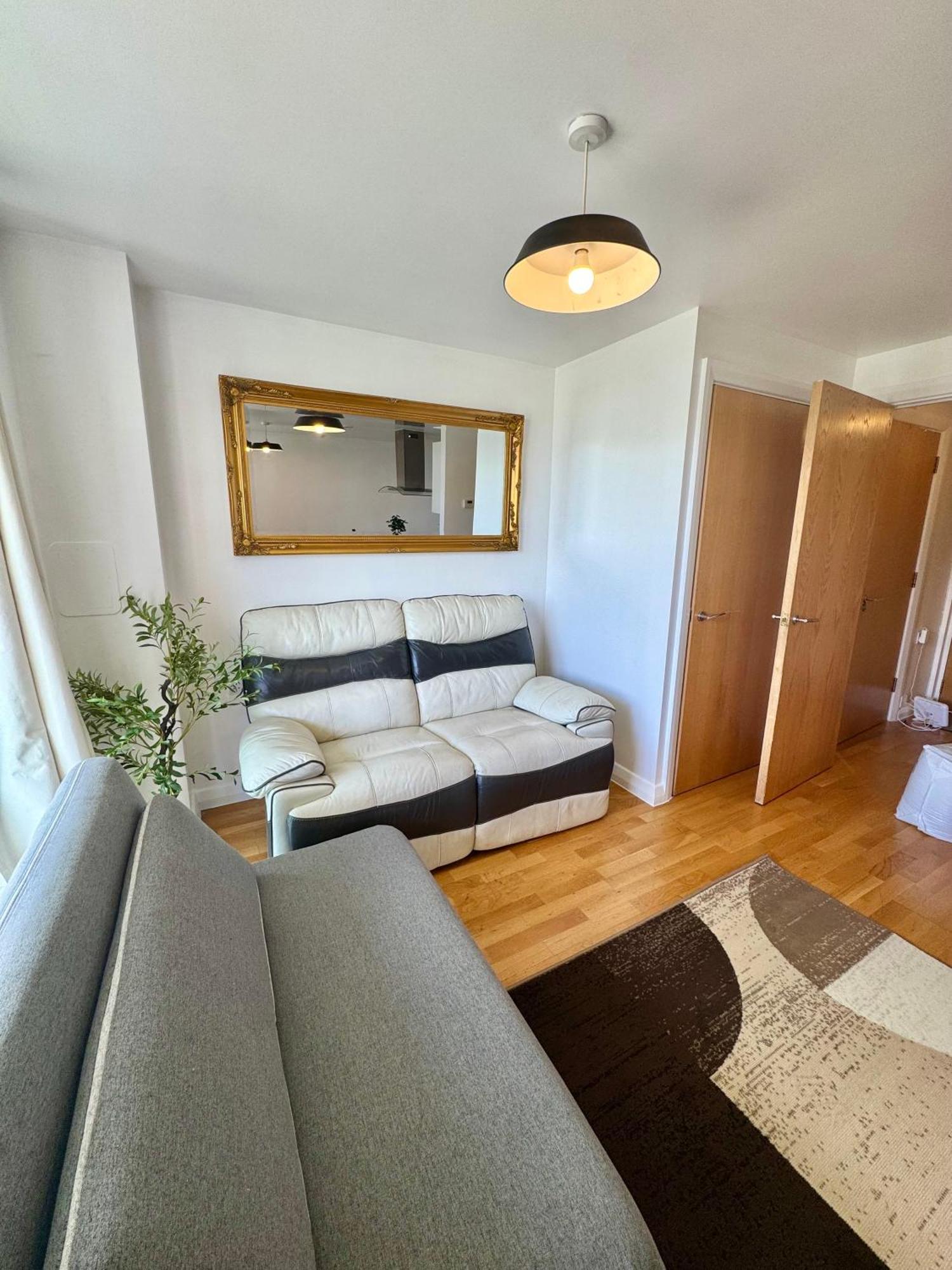 Spacious & Serene 2 Bed, Sleeps 6 With Canal View And Underground Parking Apartment
