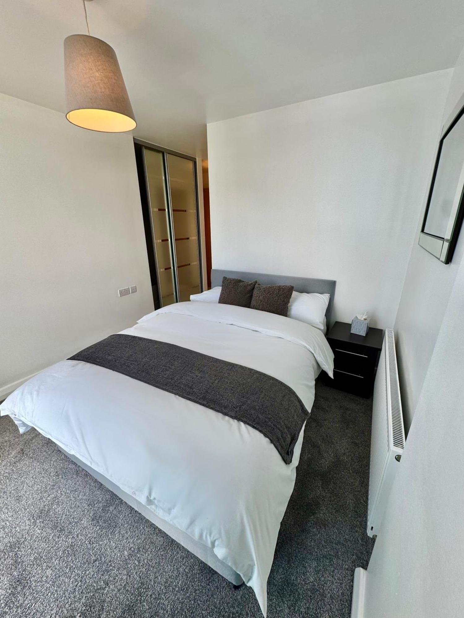 Spacious & Serene 2 Bed, Sleeps 6 With Canal View And Underground Parking
