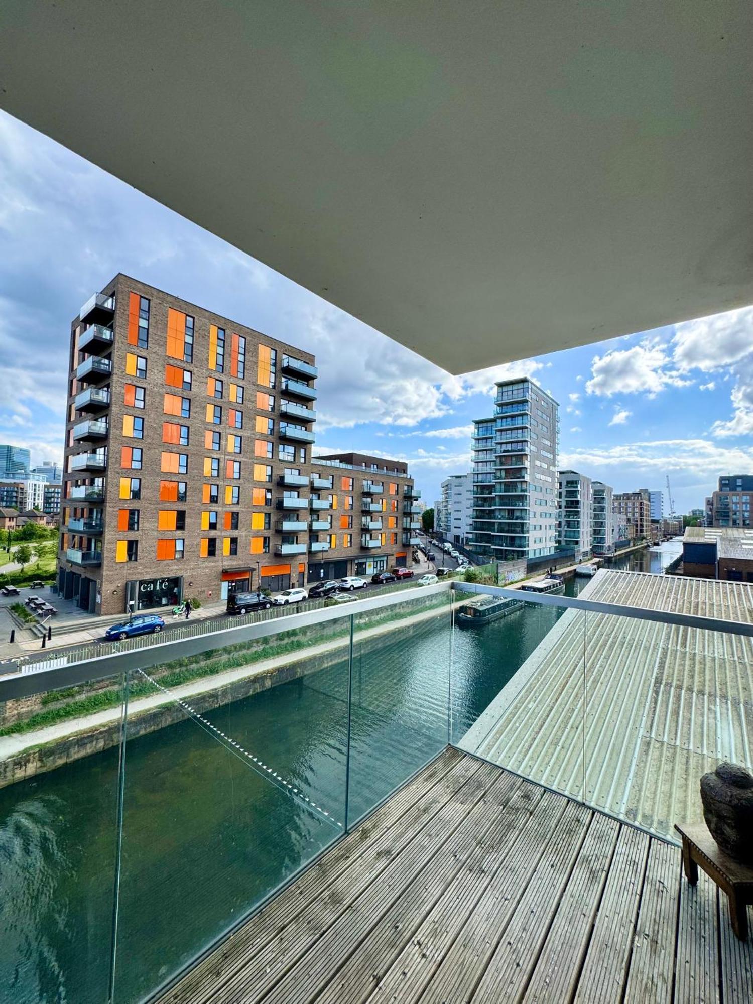 Spacious & Serene 2 Bed, Sleeps 6 With Canal View And Underground Parking London