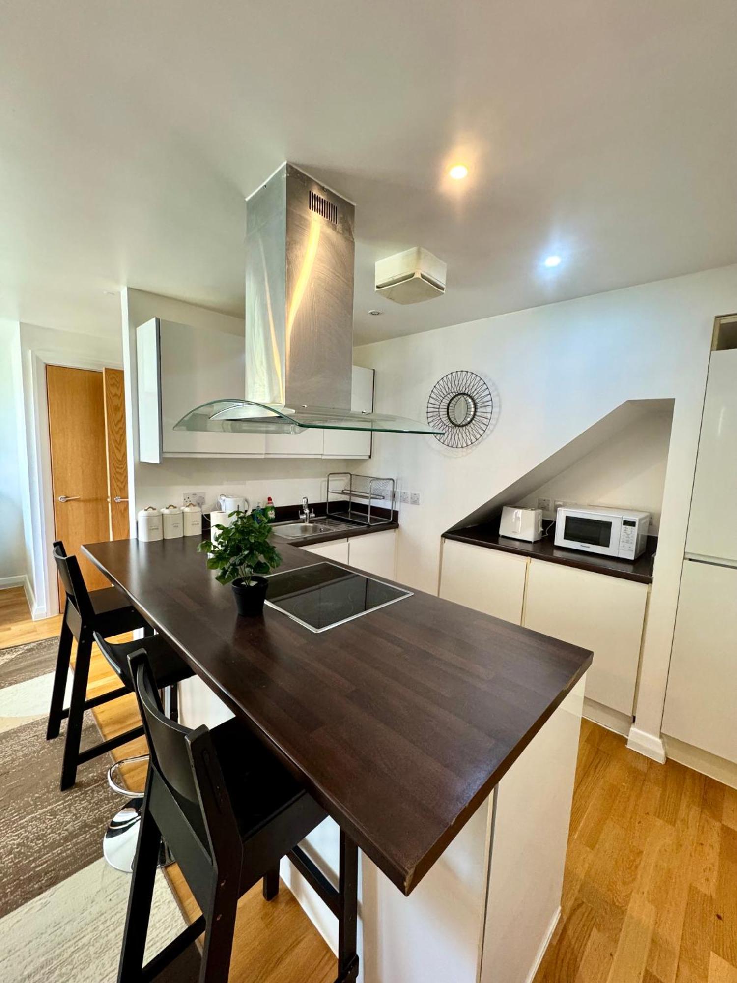 Apartment Spacious & Serene 2 Bed, Sleeps 6 With Canal View And Underground Parking